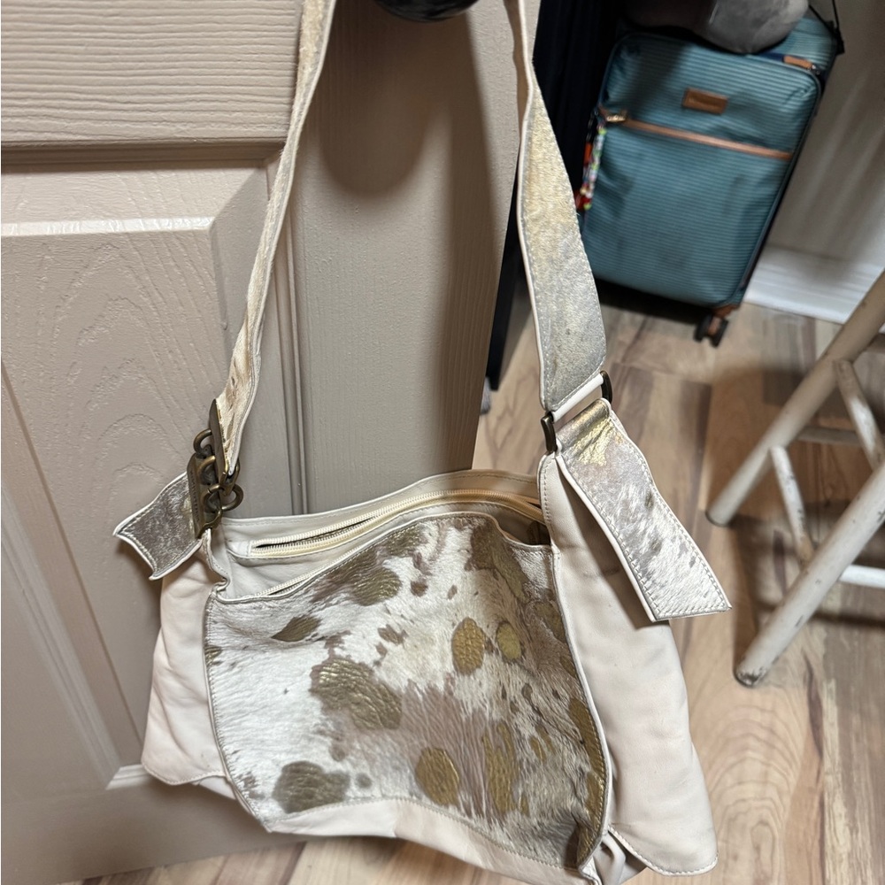 Elegant Cream and Gold Shoulder Bag